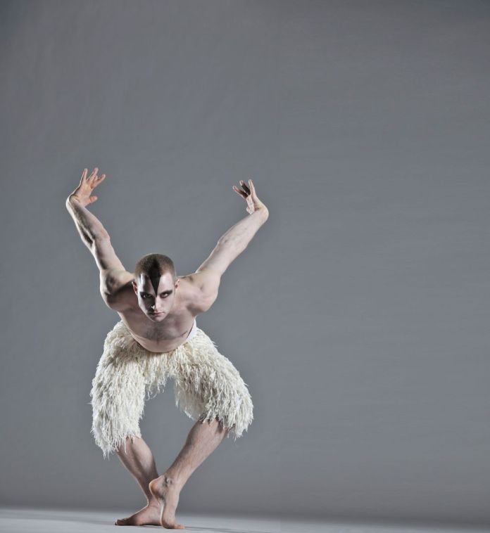 Matthew Bourne Swan Lake Paris scène musicale